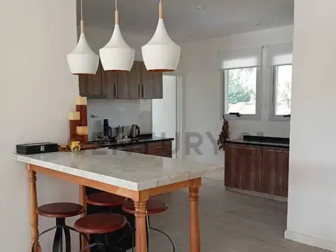 Oportunidad en Barrio Monet: casa de una planta con gran lote, jardín, pileta y galerías