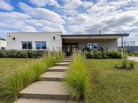 Oportunidad en Barrio Monet: casa de una planta con gran lote, jardín, pileta y galerías