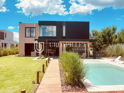 Casa en venta a estrenar sobre la laguna en Pilará- La Calesa- Pilar