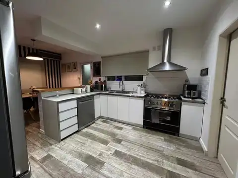 Casa 5 ambientes con 4 baños