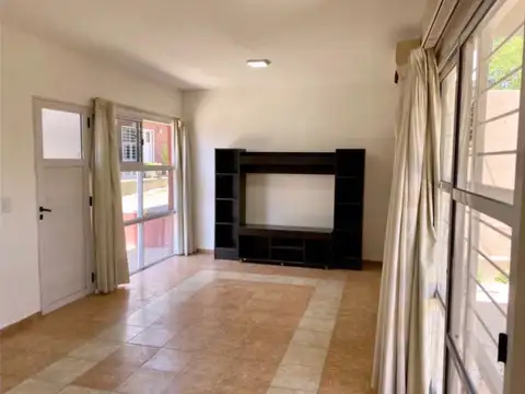 Duplex en venta: dos dormitorios, patio y cochera, con gas natural!!