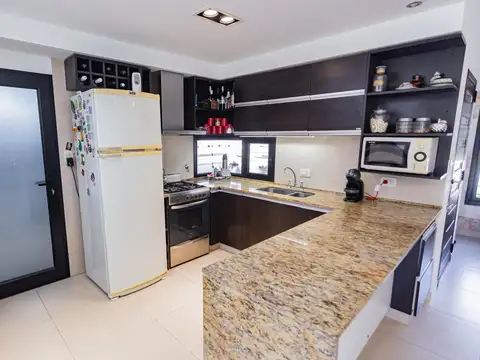 Casa en Venta con 4 cocheras