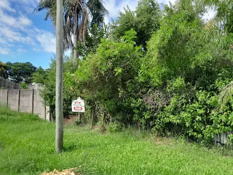VENDO TERRENO PARQUIZADO DENTRO DEL CASCO EN ESQUINA CTES.