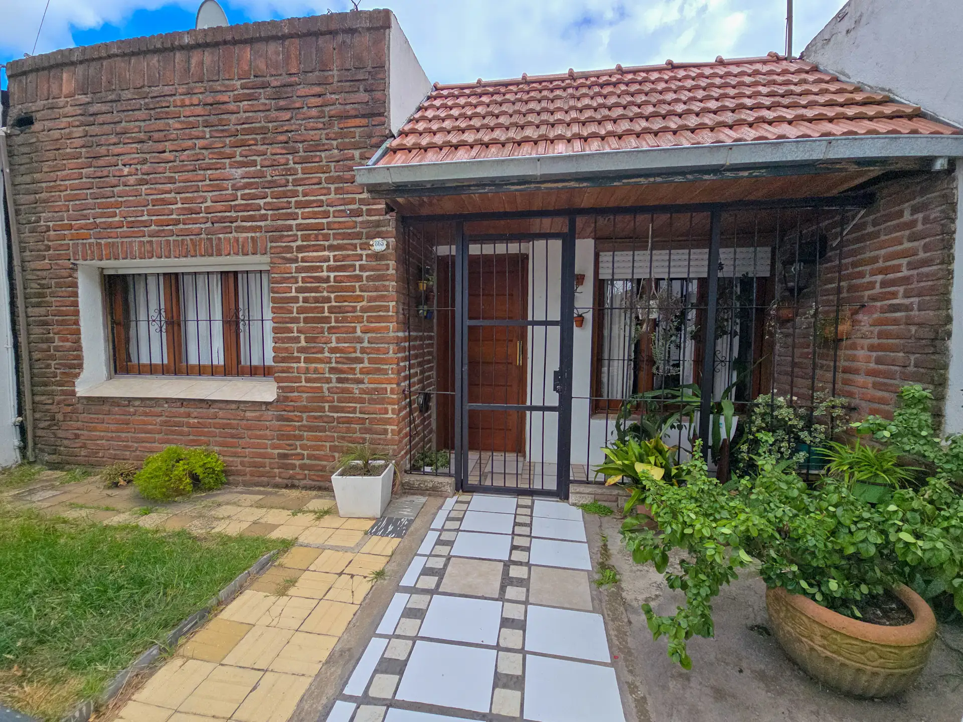3 propiedades en block con garage, patio y quincho - Mexico y Castelli