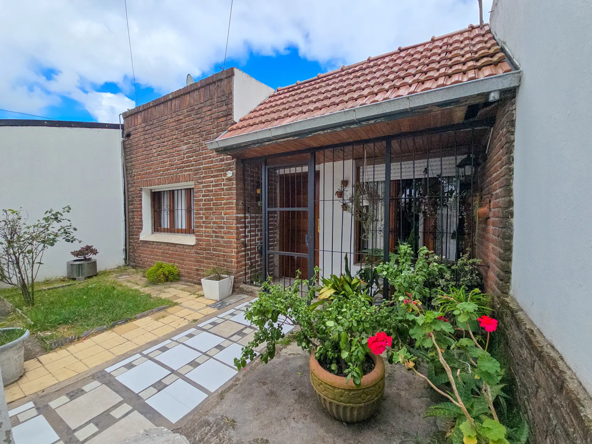 3 propiedades en block con garage, patio y quincho - Mexico y Castelli