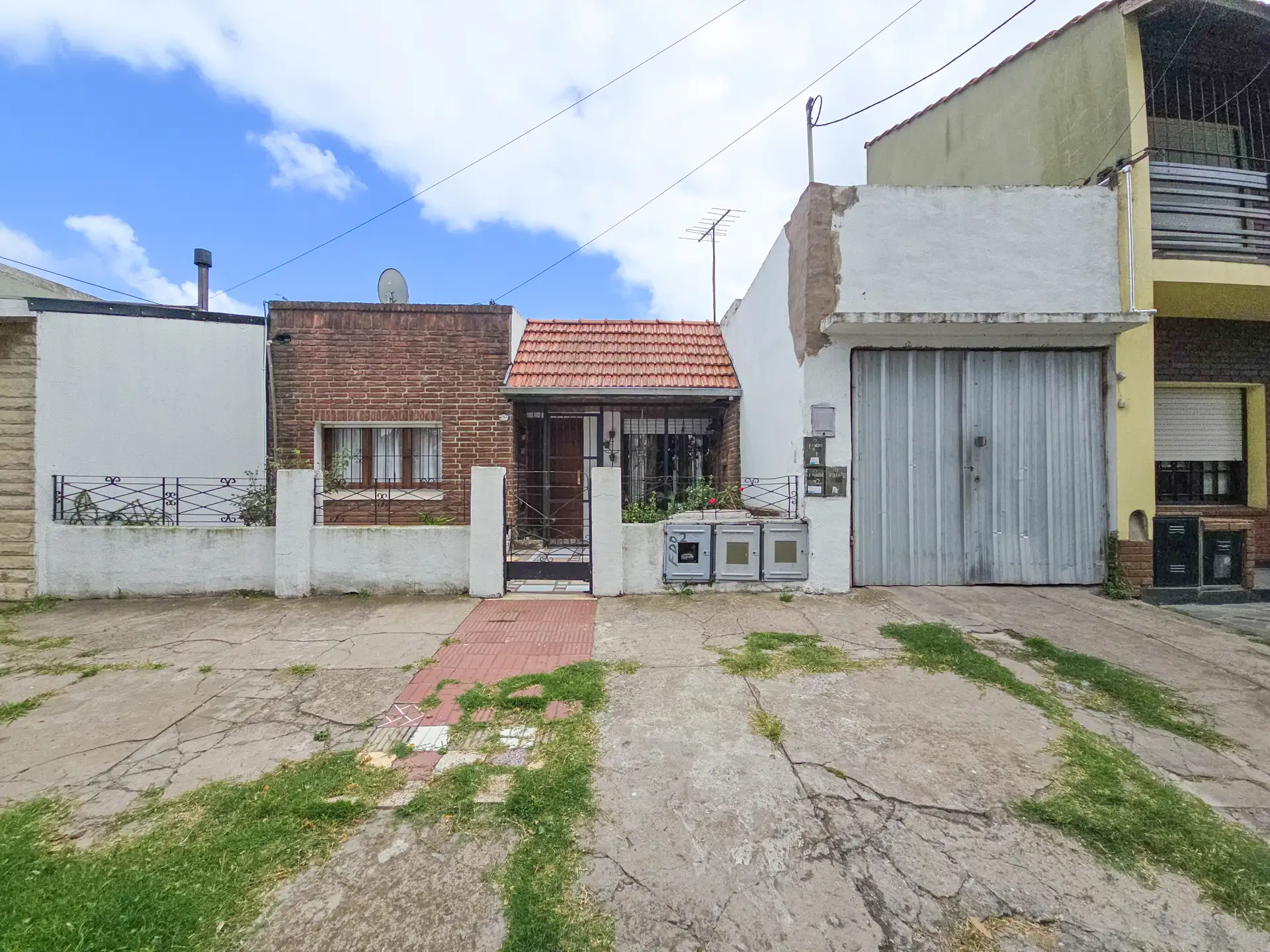 3 propiedades en block con garage, patio y quincho - Mexico y Castelli