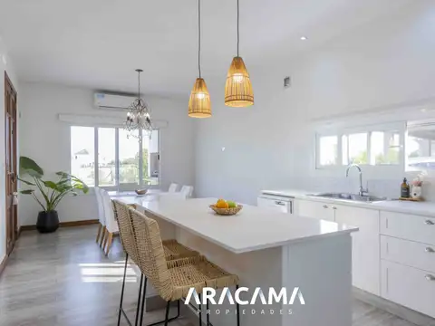 Casa 4 ambientes con 2 baños