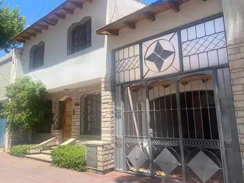 Espectacular Casa con Dpto Interno a la Venta en la Sexta Sección Ciudad Mendoza