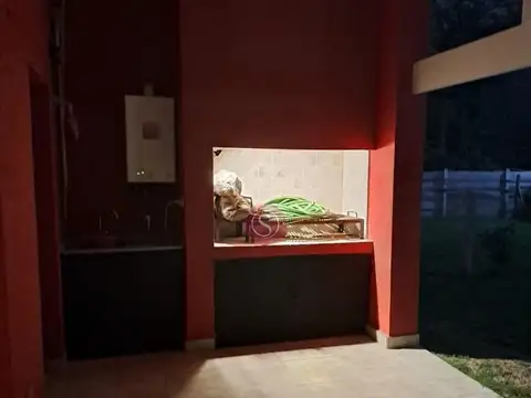 Casa 4 ambientes con 2 baños