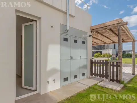 Casa 5 ambientes con 4 baños
