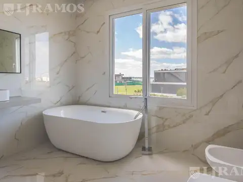 Casa 5 ambientes con 4 baños