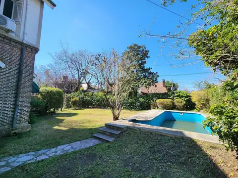 Casa 10 ambientes con 2 baños