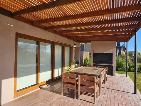 Casa 5 ambientes con 3 baños