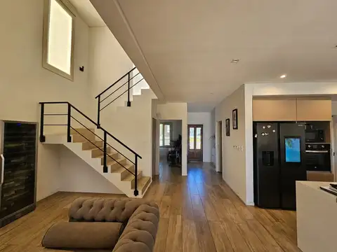 VENTA CASA 5 AMB STA ELENA  LUMINOSA CON PILETA