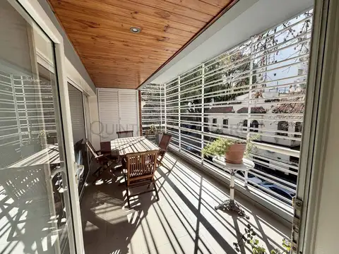 Piso de 4 ambientes con cochera y balcón terraza - Caballito