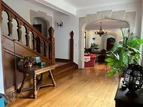 Casa en Alquiler con 6 cocheras