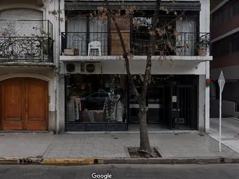 Destacado local frente a Plaza Vicente López