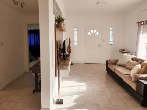 VENTA CASA 3 AMBIENTES CON COCHERA Y JARDIN