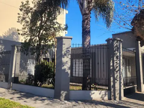 VENTA CASA 3 AMBIENTES CON COCHERA Y JARDIN