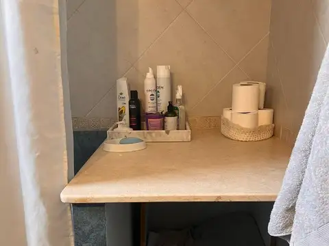 VENTA LOTE, CON DOS CASAS, PILAR CENTRO