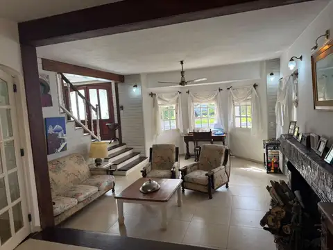Casa 9 ambientes con 4 baños