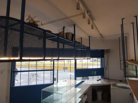 Local con 120m2 en Cabildo 101
