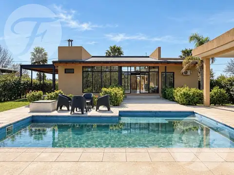 CASA MODERNA CON PISCINA Y QUINCHO EN DRIVING GOLF SAN PEDRO – 1.000 M² DE LOTE