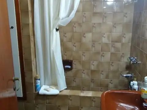 SOLIDO CHALET - BIEN DISTRIBUIDO - ACEPTA FINANCIACION