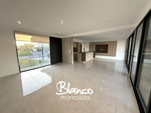 Casa 4 ambientes con 3 baños