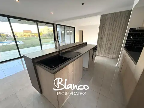Casa en Alquiler al Este