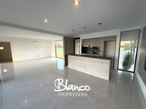 Casa en Alquiler con 1 cochera