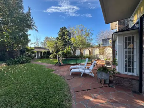VENTA CASA 7 AMBIENTES 4 COCHERAS EN QUILMES