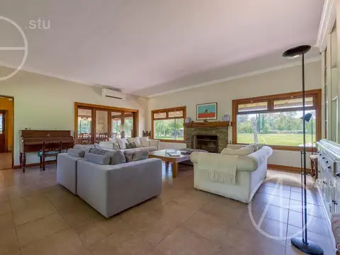 Casa en Venta con 2 cocheras