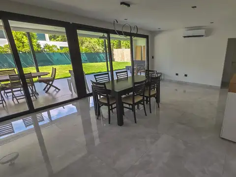 Casa en Venta con 3 cocheras