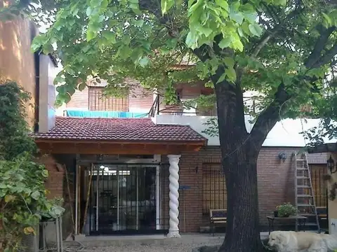 Casa 6 ambientes con 2 baños