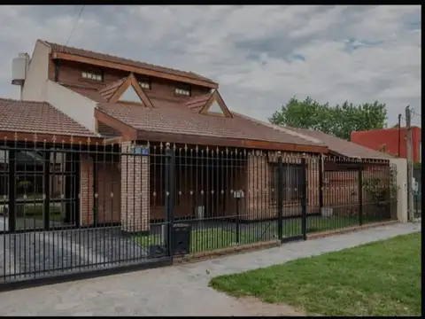 HERMOSA CASA 5 AMBIENTES EN PASO DEL REY