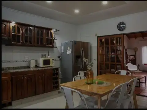 Casa 4 ambientes con 2 baños
