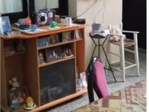 Casa 8 ambientes con 2 baños