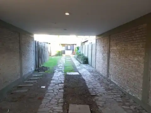 Hermosa casa interna de dos dormitorios y comodin, 2 patios, 3 baños, cochera y parrillero, Des...