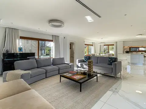 Casa en Venta con 2 cocheras