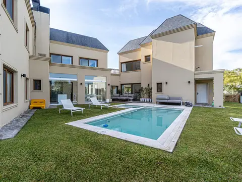 Casa 10 ambientes con 4 baños