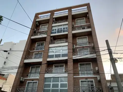EN VENTA EN CASEROS IMPECABLE DEPARTAMENTO DE TRES AMBIENTES EN DOS PLANTAS - FICHA 9055