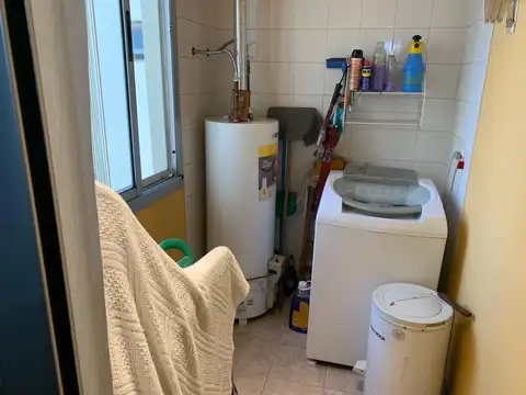 EN VENTA EN CASEROS IMPECABLE DEPARTAMENTO DE TRES AMBIENTES EN DOS PLANTAS - FICHA 9055