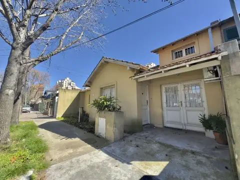 CASA VENTA 3 AMBIENTES ACASUSSO JARDÍN