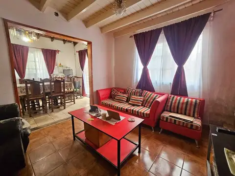 Venta Casa con cochera mas locales sobre avenida.