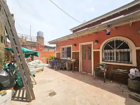 Venta Casa con cochera mas locales sobre avenida.