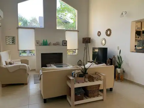 EXCELENTE CASA EN BARRIO PRIVADO MARIA ELENA .MORENO .5 AMBIENTES - PILETA -QUINCHO