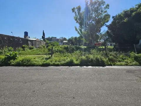 Amplio Terreno de 400m2 con disponibilidad de servicios! Catamarca entre Lamadrid y Larrea