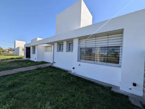 Hermosa casa de 3 dormitorios con pileta, jardín y galería | En venta - Apta Credito