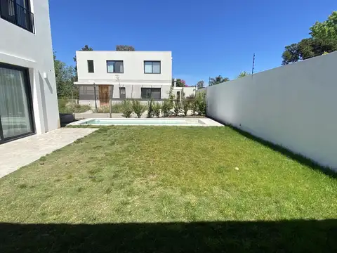 Casa en Alquiler Temporal con 2 cocheras